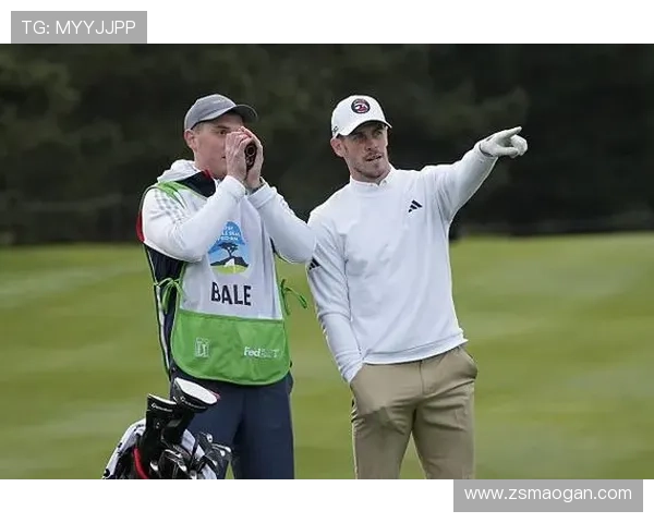 足球巨星意外转战高尔夫球场展现全新运动魅力与风采 足球巨星意外转战高尔夫球场展现全新运动魅力与风采